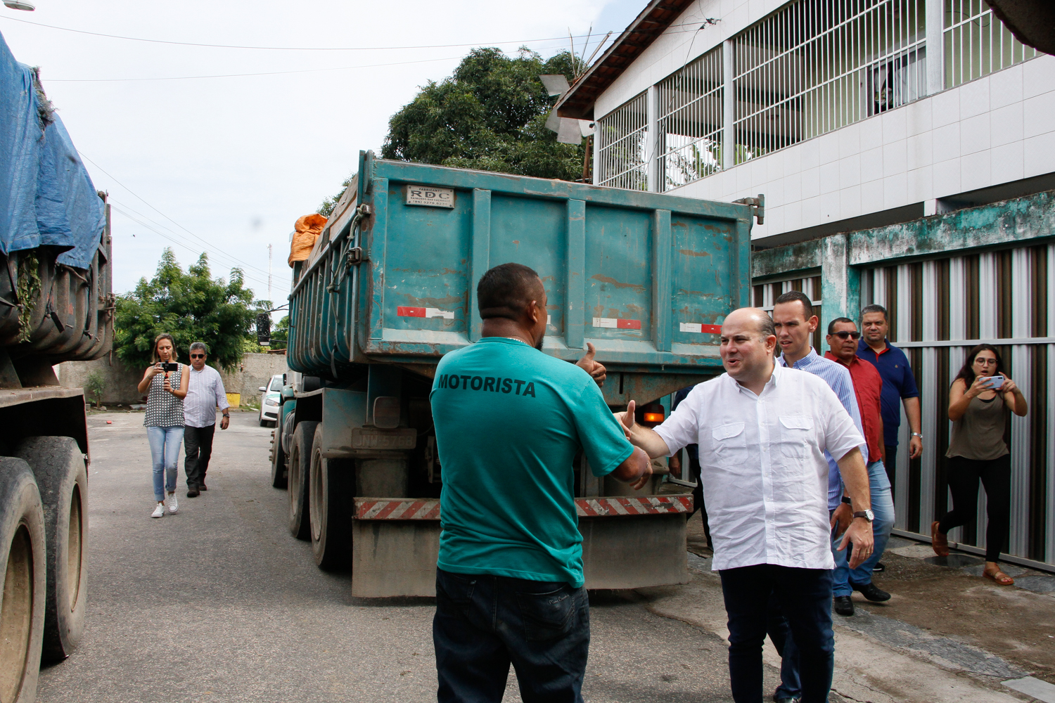 prefeito roberto cláudio cumprimenta um motorista de caminhão de lixo